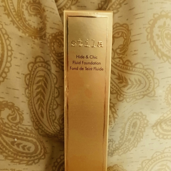 Stila hide & chic fluid foundation - Picture 2 of 7